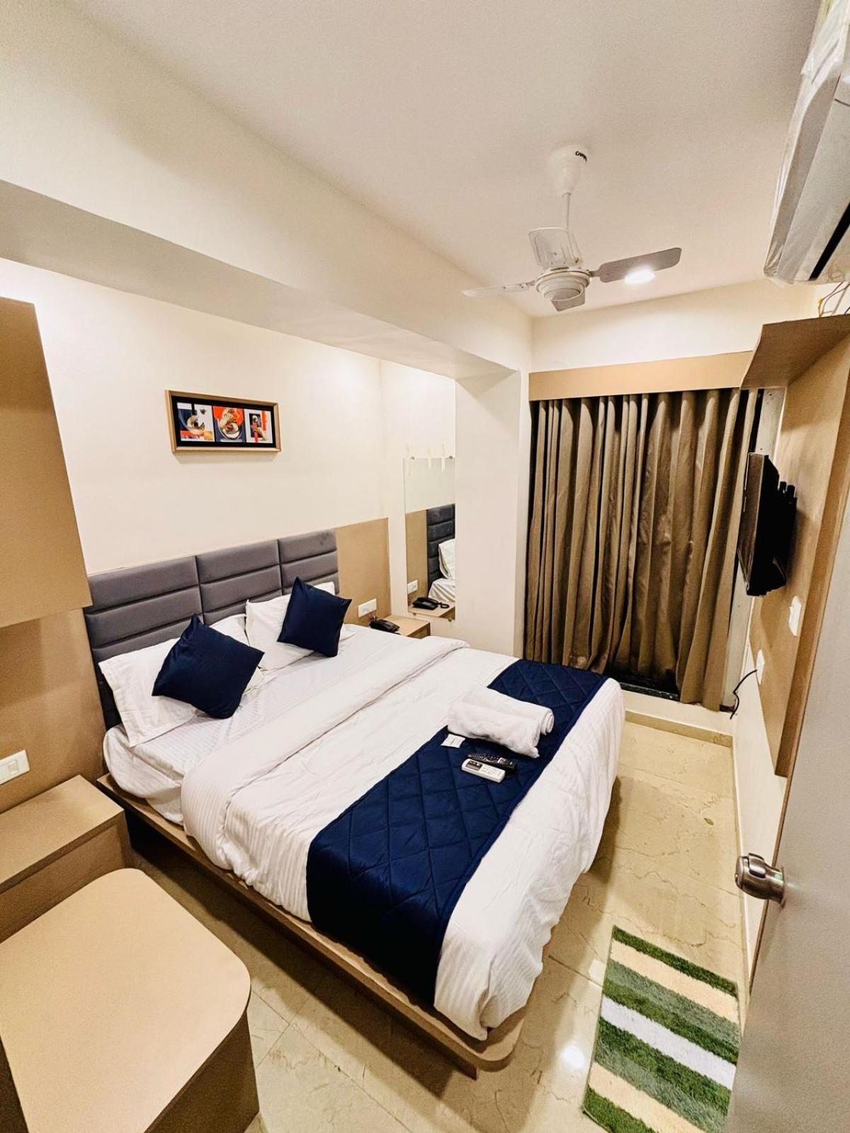 Hotel Royal Square Ahmedabad Exterior photo