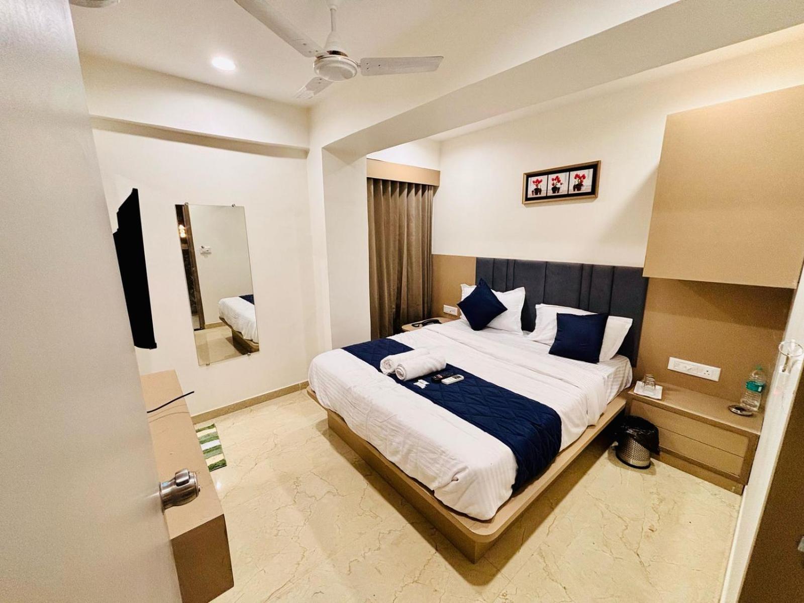 Hotel Royal Square Ahmedabad Exterior photo