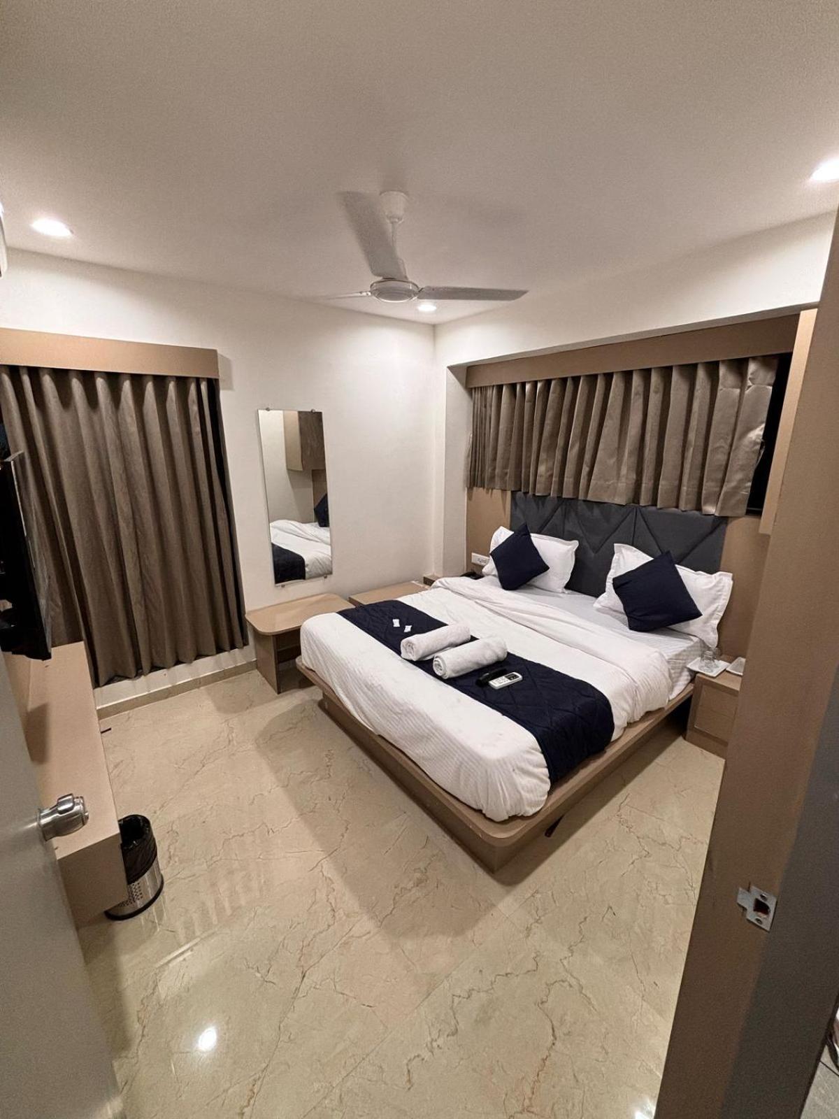 Hotel Royal Square Ahmedabad Exterior photo